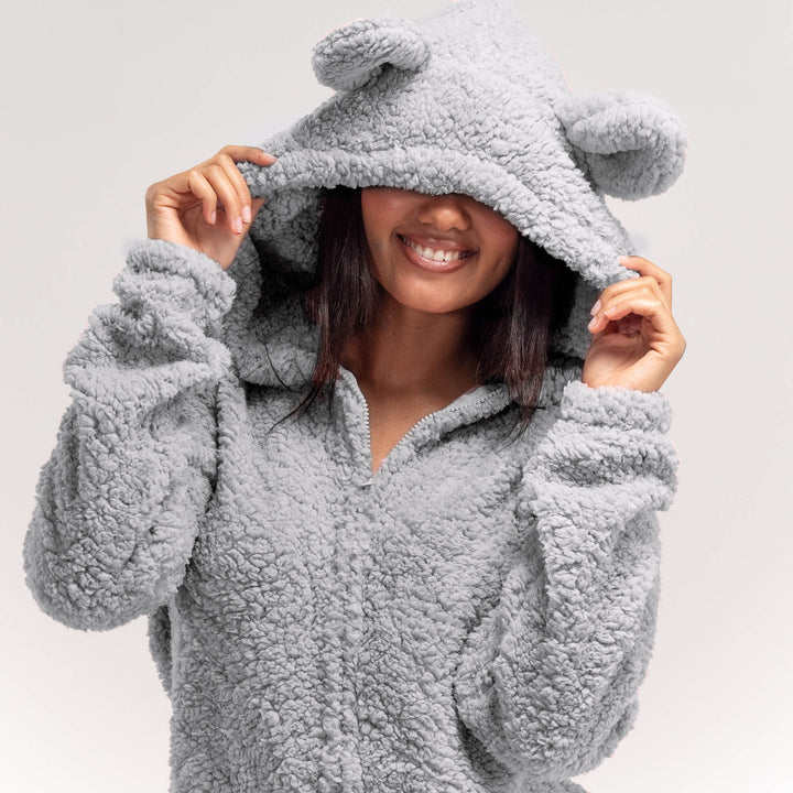 Kurzer grauer Damen-Onesie mit Teddyohren 02